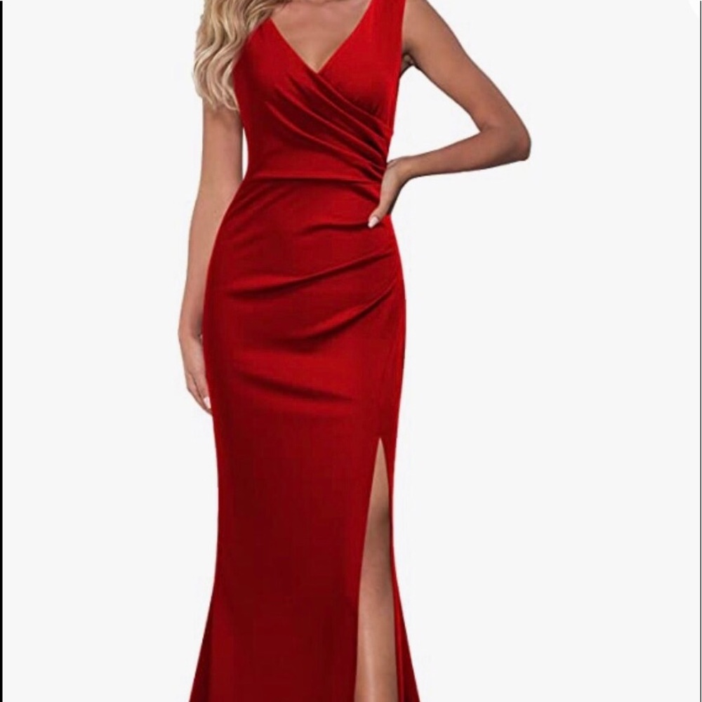Lovely Vneck Cocktail Gown with Split RED NWT- Size Small